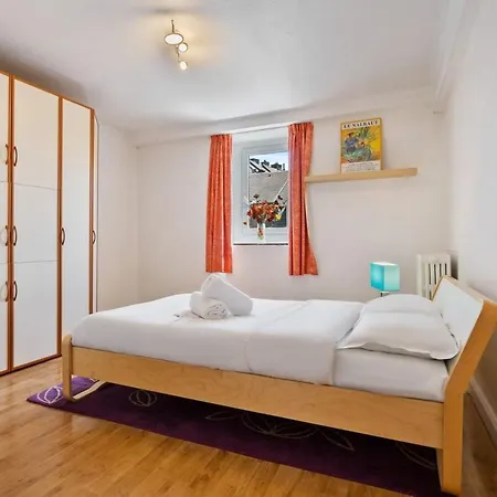 Cozy 3br Townhome Walk To Center & Park Free 度假居 *