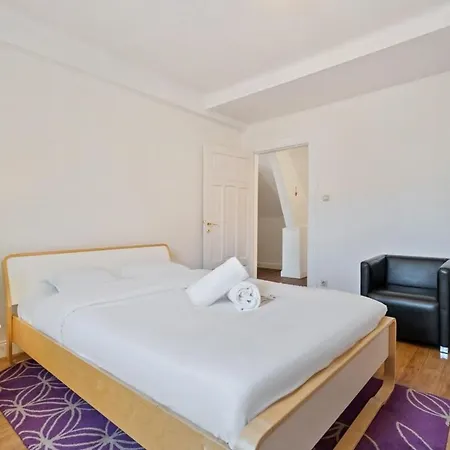 Cozy 3br Townhome Walk To Center & Park Free 度假居