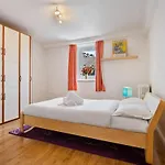 Cozy 3br Townhome Walk To Center & Park Free Holiday home *