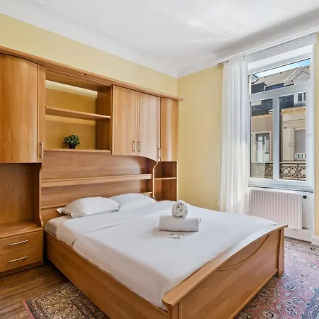 Cozy 3br Townhome Walk To Center & Park Free Vakantiehuis