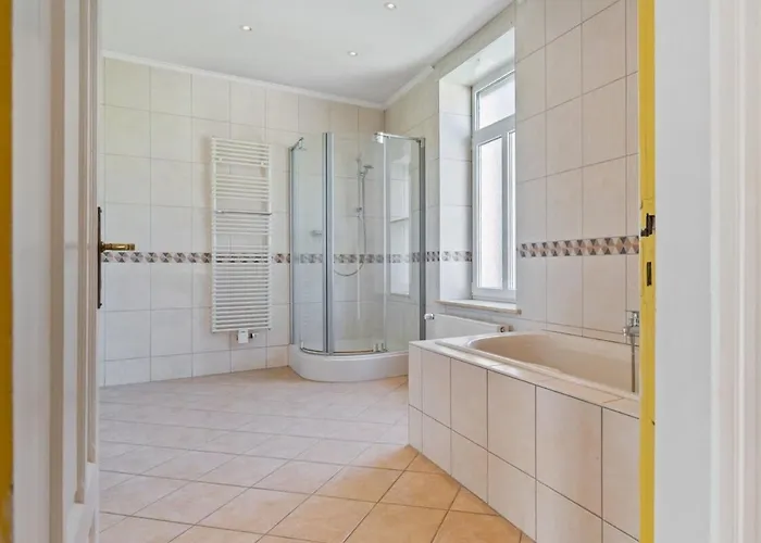 Cozy 3br Townhome Walk To Center & Park Free *