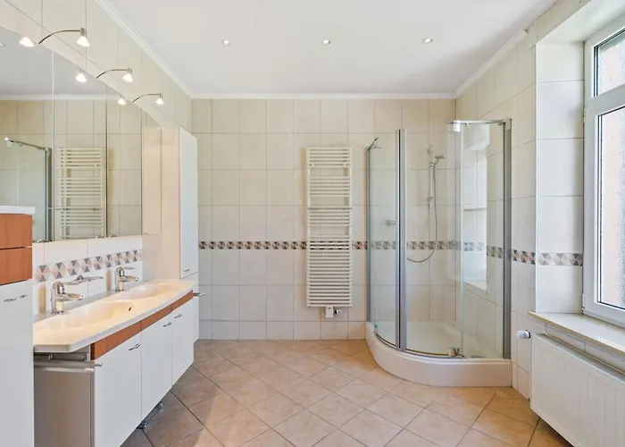 Cozy 3br Townhome Walk To Center & Park Free *