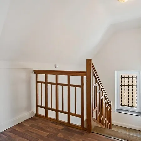 Cozy 3br Townhome Walk To Center & Park Free