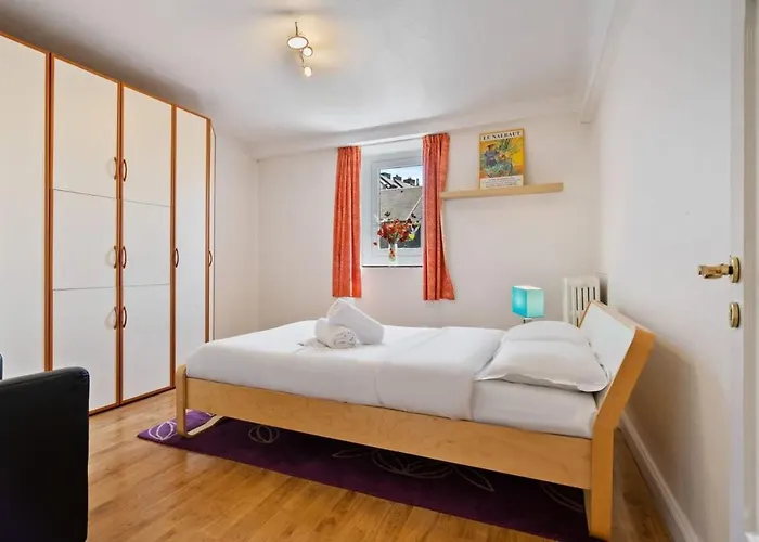 Cozy 3br Townhome Walk To Center & Park Free Ferienhaus *